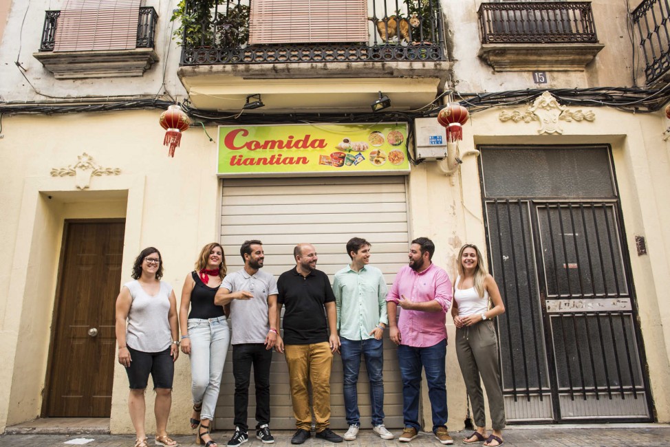 María Sánchez, Sandra Gómez, José Muñoz, Javi García, Borja Sanjuán, Fran López y Tania Baños, frente a lo que fue la sede de JSPV de Pelayo. Foto: EVA MÁÑEZ - 