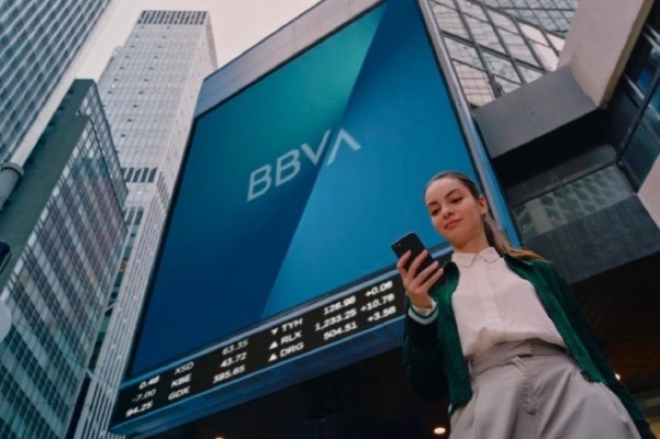 Los clientes de BBVA multiplican por diez los pagos con el móvil en un año en España
