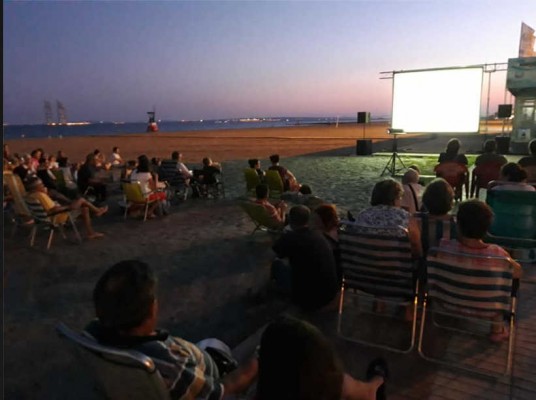 Santa Pola aprovecha sus playas para proyectar cortos de directores y directoras de la provincia