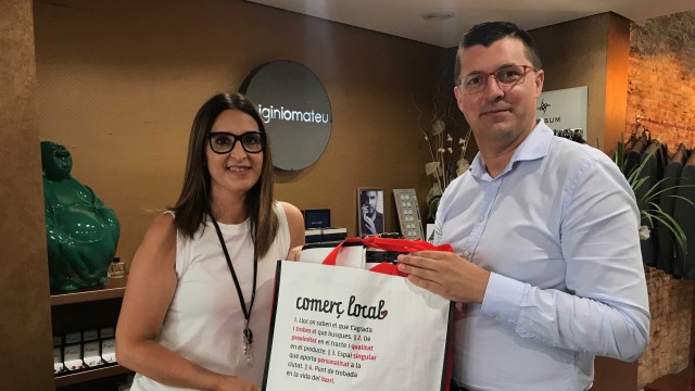 El Ayuntamiento lanza una campaña de apoyo al comercio local con el reparto de bolsas reutilizables