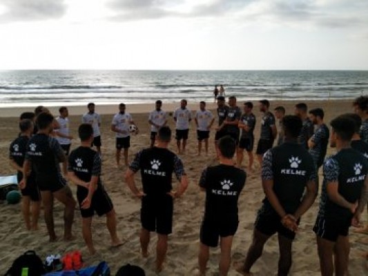 Planagumà cambia la dinámica y lleva al equipo a entrenar a la playa