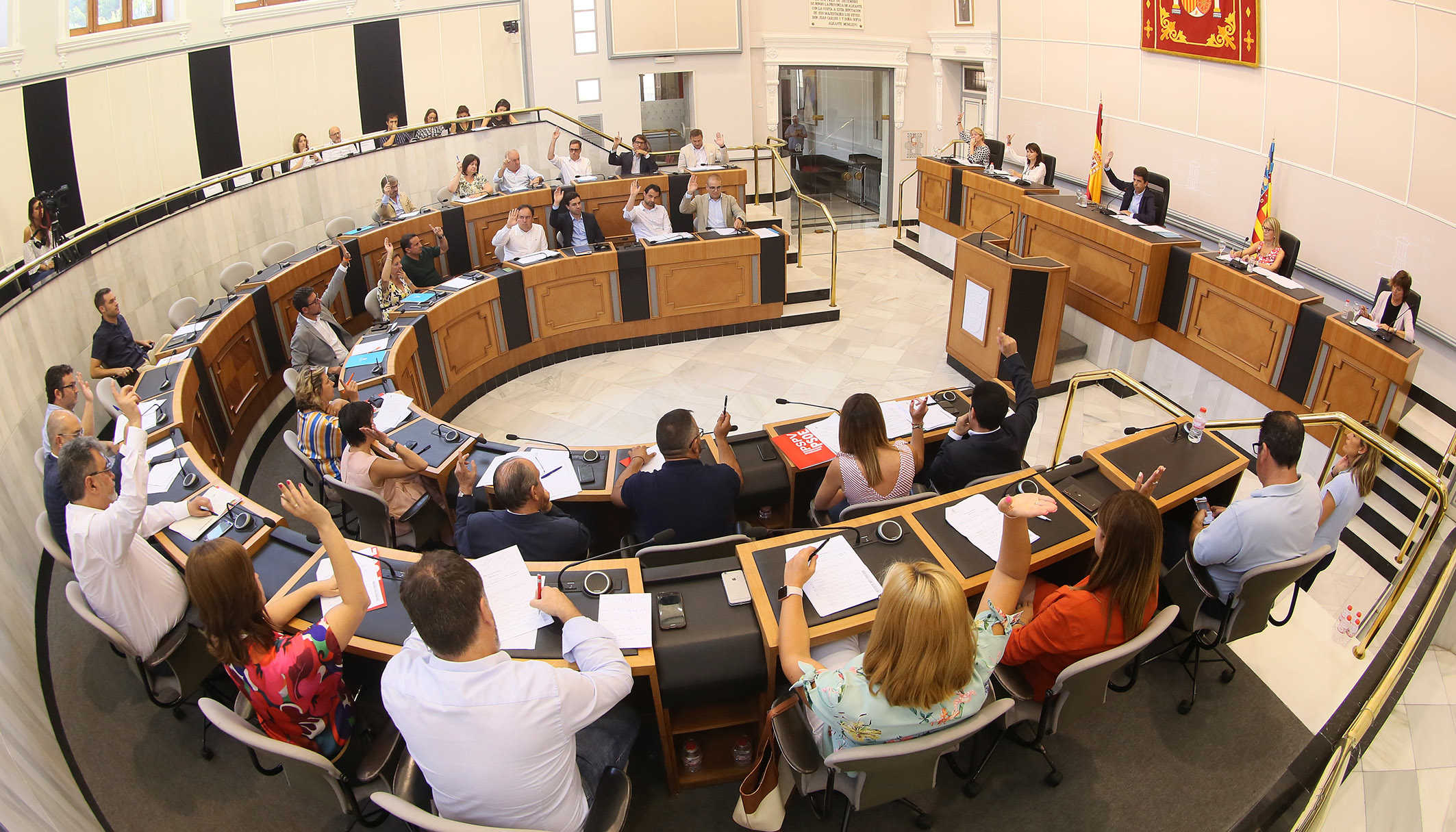 La Diputación de Alicante valida el reparto de asesores con el voto en contra de PSPV