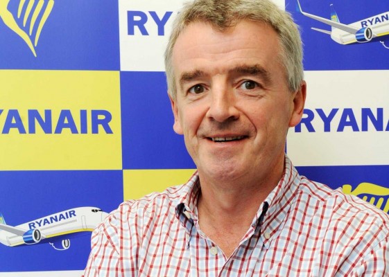 Ryanair despedirá a 500 pilotos y 400 tripulantes de cabina tras desplomarse un 21% sus beneficios