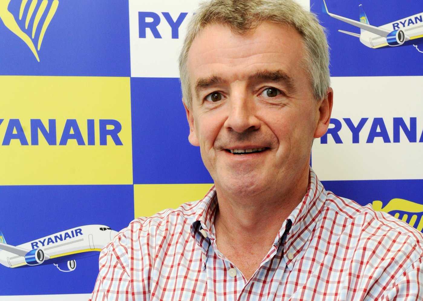 Ryanair despedirá a 500 pilotos y 400 tripulantes de cabina tras desplomarse un 21% sus beneficios