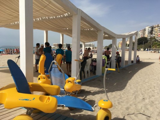 Turismo sigue apostando por el servicio de playas accesibles para personas con diversidad funcional