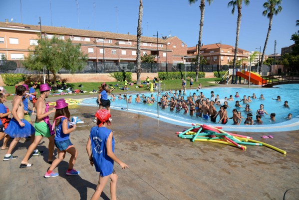 Fiesta ibicenca, gincanas, hinchables y aquagym en la piscina lúdica municipal de Paiporta