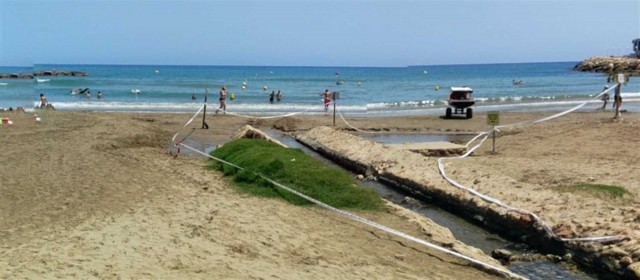 Vuelve a abrirse al baño la playa de Las Fuentes de Alcossebre al acabar el episodio de contaminación