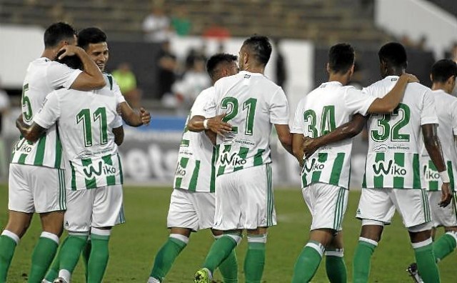 Un gol de penalti de Sanabria le da el triunfo al Betis contra el Milan