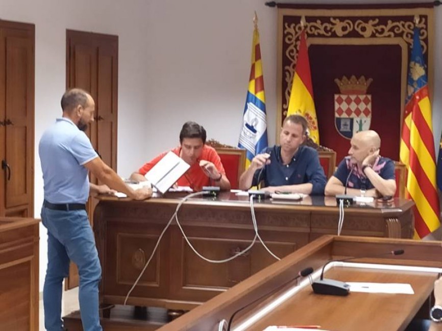 Sesión constitutiva del pleno de la Vilavella, bajo la presidencia de Manel Martínez, que deja de ser alcalde por las supuestas presiones a la presidenta del PP en la localidad. - 