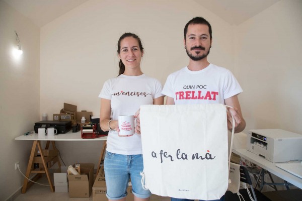 Duestasses, una botiga 'online' per fer regals originals i divertits en valencià