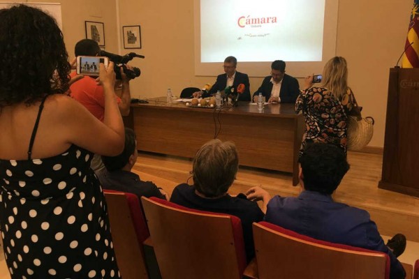 Cámara Orihuela firma un convenio con el Consell para prestar más servicios a sus empresas 