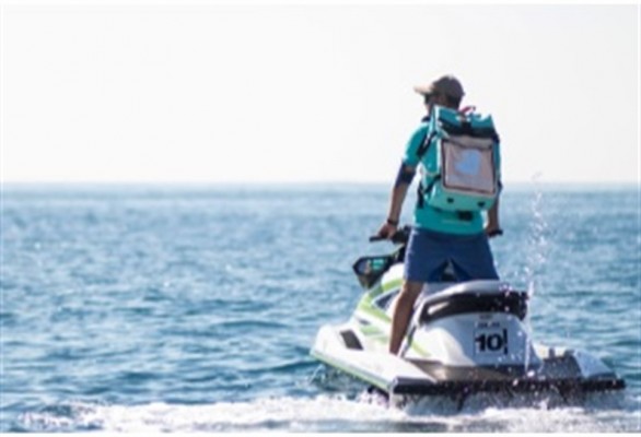 Deliveroo amplía su servicio de reparto a barcos en playas de la Comunitat a través de motos de agua