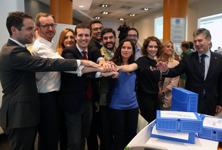 Casado y sus principales colaboradores en las primarias de 2018. Foto: EFE - 