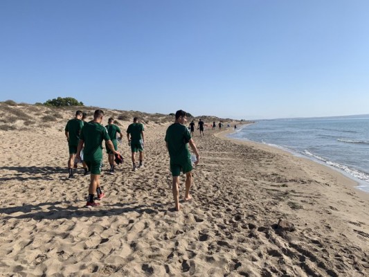 
El Elche rompe la rutina y se ejercita en la playa de Santa Pola