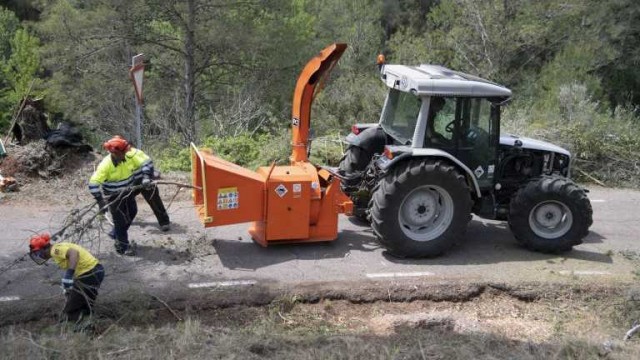 Los desempleados de la brigada agrícola de Xilxes limpian las acequias y barrancos del término