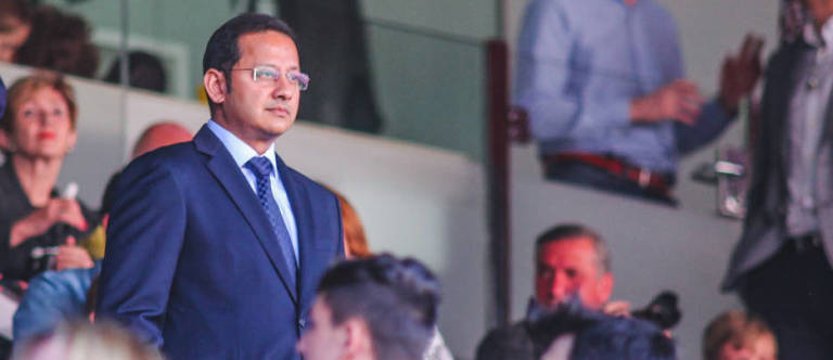 Anil Murthy llega a la sede del club y es insultado por los aficionados