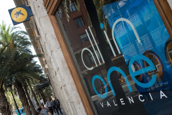 CaixaBank estrena en València su primera oficina 'all in one' de España