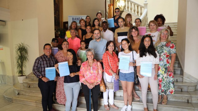 José Luís López entrega los diplomas de los talleres de idiomas del proyecto Comunica-T