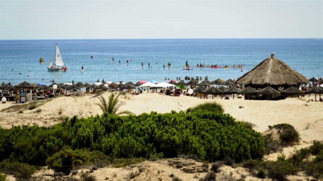 Elche distribuirá 20.000 ceniceros portátiles para lograr unas playas libres de colillas