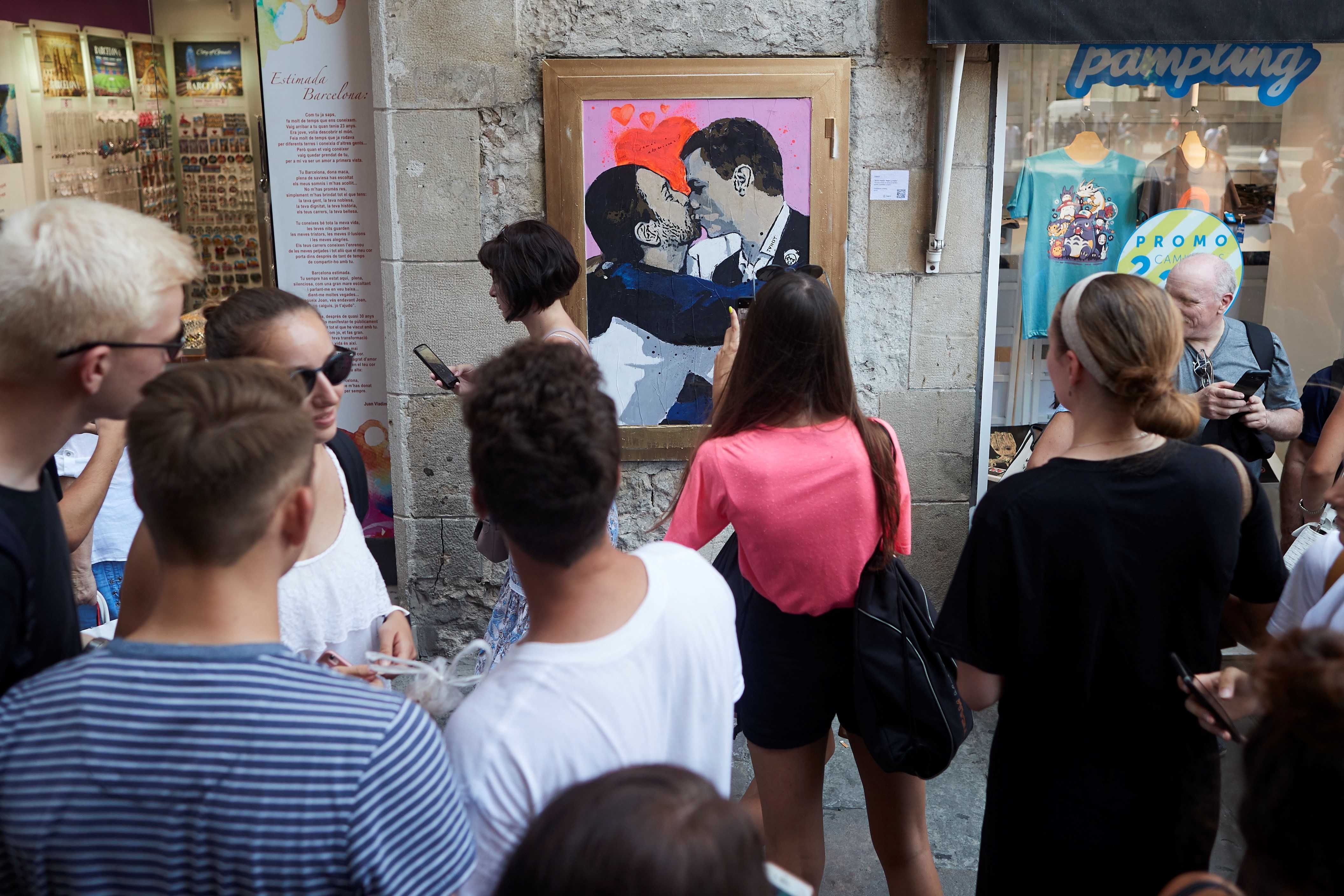 Graffiti pintado este jueves en Barcelona. Foto: EFE/Alejandro García - 