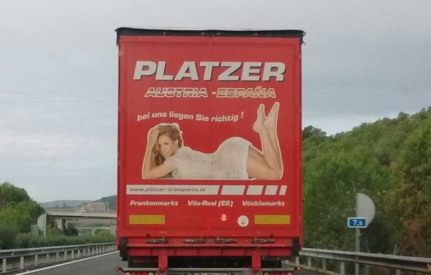 Vila-real se suma a la denuncia del Grup de Dones por publicidad sexista en una empresa de la ciudad