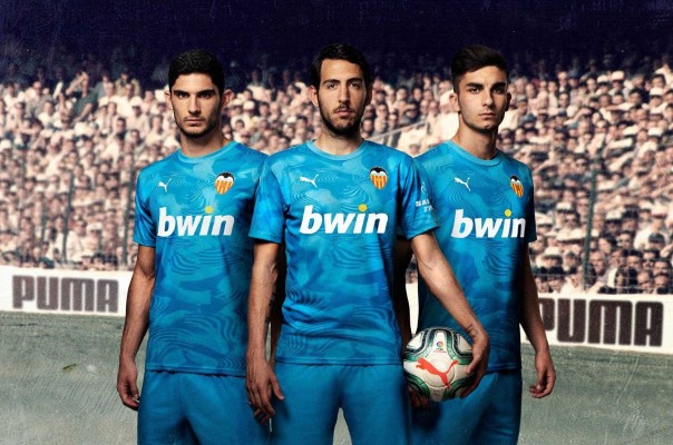 
El Valencia 'recupera' la equipación azul de principios de los noventa