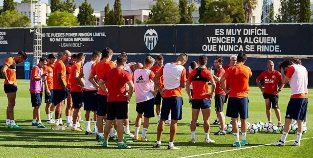 Mestalla se engalana para recibir a un Valencia CF todavía por hacer