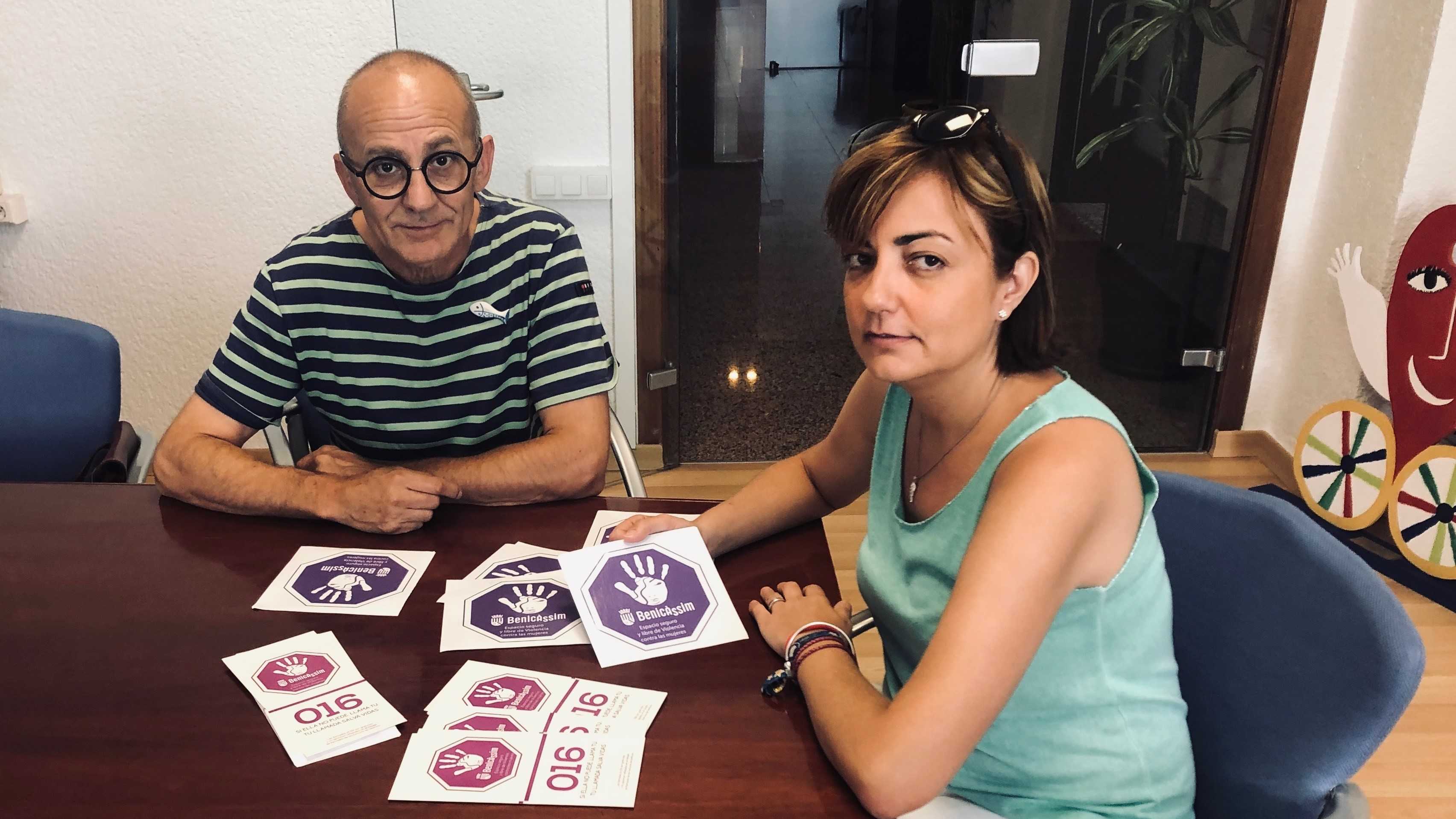 Los comerciantes del Mercado Artesanal se unen a la campaña 'Todos los 25 son 25 de noviembre' 