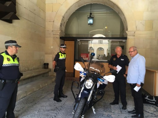 La Policía Local de Alicante pone a prueba la moto eléctrica para renovar su parque de vehículos