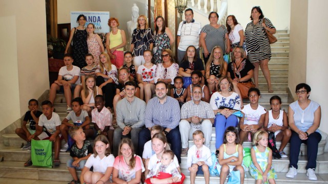 El Ayuntamiento de Castelló recibe a los niños del programa 'Vacances en Pau'