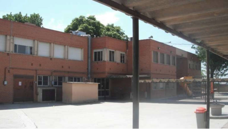 Patio interior del CEIP Castellar-Oliveral, donde se quieren hacer obras de rehabilitación. Foto: VP.  - 