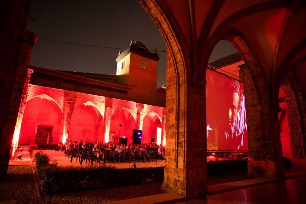 La comedia europea toma el claustro del Centre del Carme