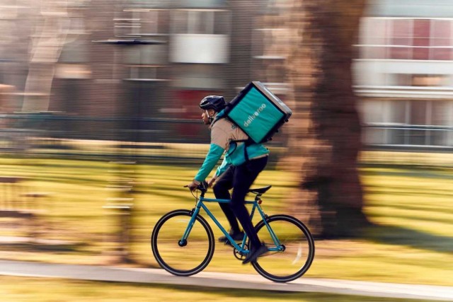Un juzgado decreta que los 'riders' de Deliveroo son trabajadores de empresa y operaban como falsos autónomos