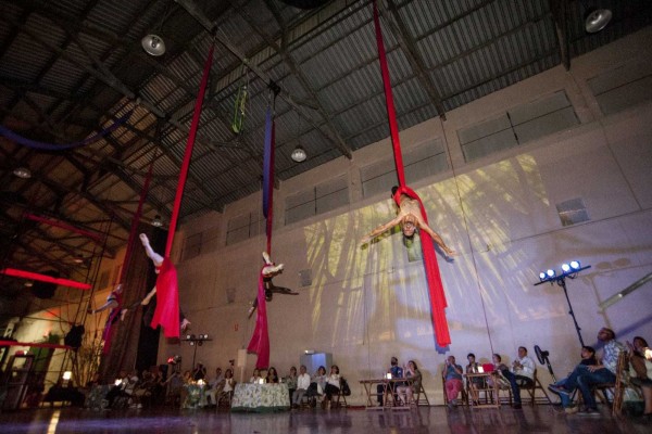 Cena con espectáculo: acrobacias aéreas, pole dance o flamenco en La Fundición