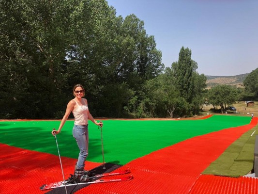 La Virgen de la Vega abre la primera pista artificial de esquí en España