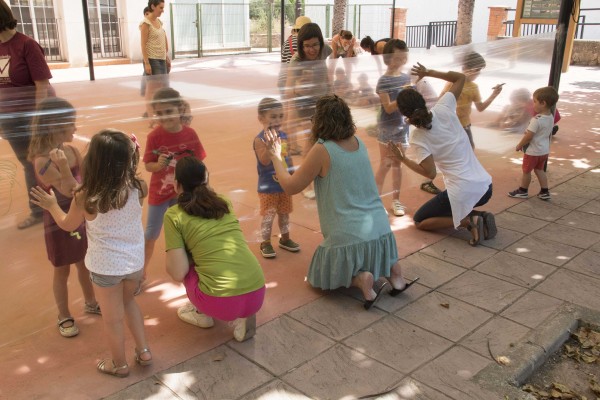 Els més menuts de la casa experimenten amb l'art a Vilafamés
