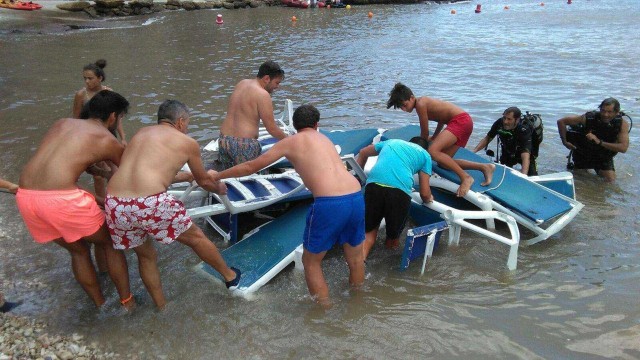 Camiones y bañistas conviven en la Cala Granadella de Xàbia