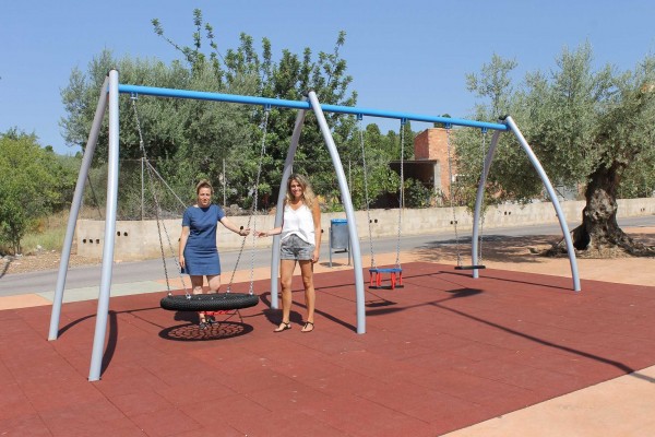 Vall d'Alba instala una zona de juegos infantiles adaptados en la plaza de les Oliveres 