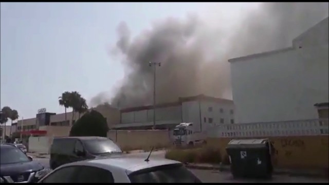 El incendio de la fábrica de Grefusa en Alzira se salda con un herido