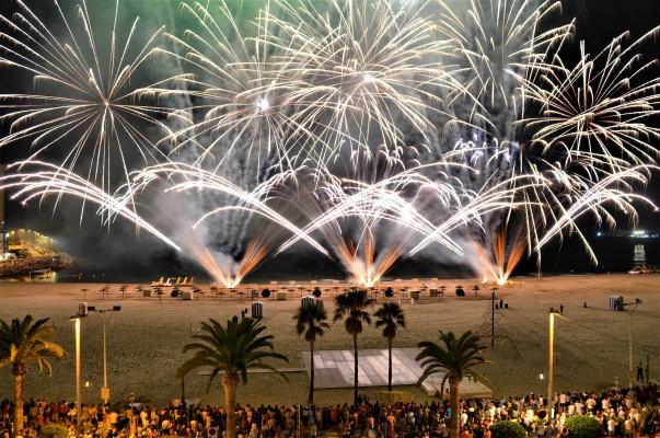 Una lluvia de fuegos artificiales iluminan la costa y el cielo de Oropesa del Mar en sus esperadas fiestas