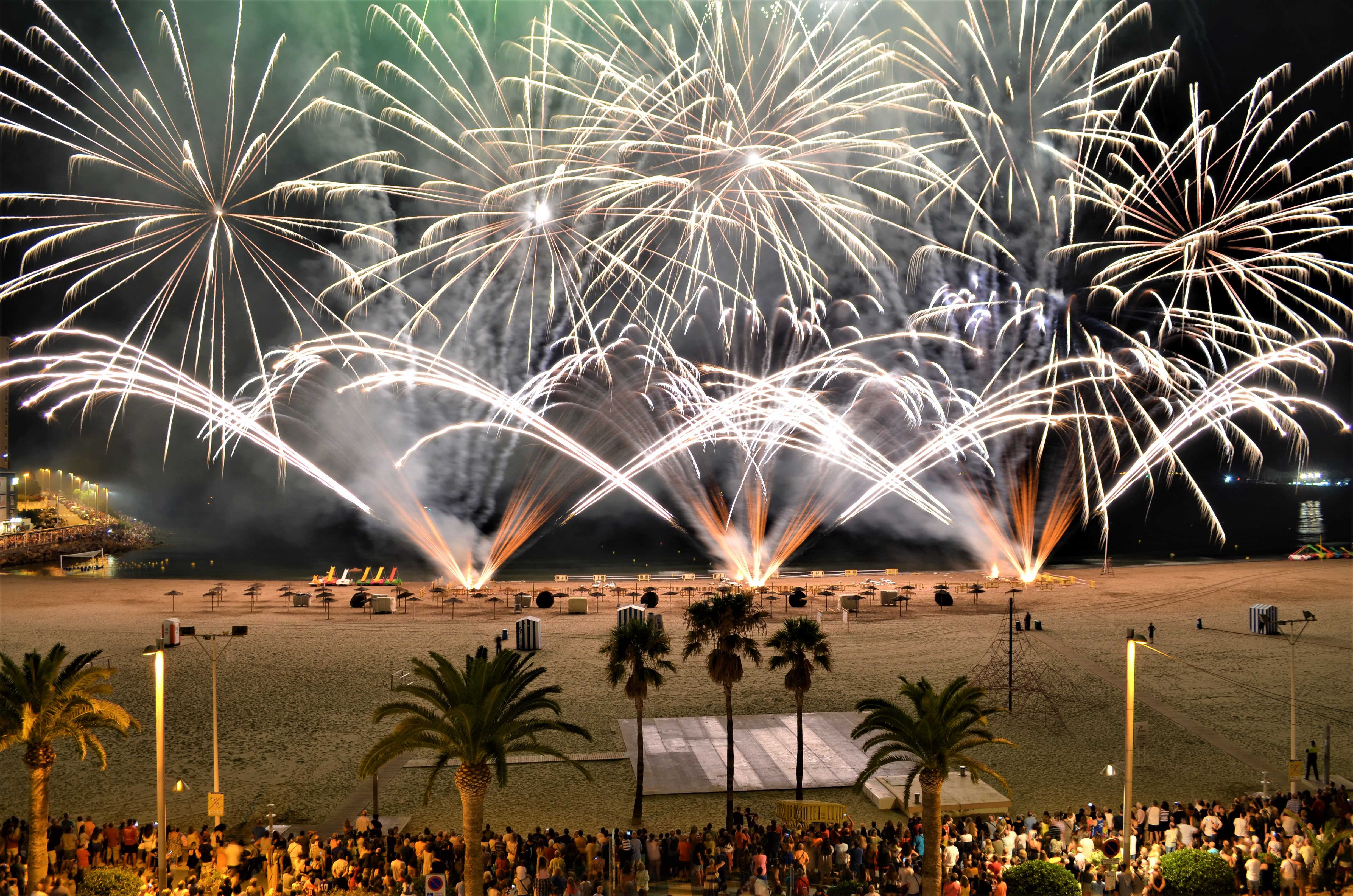 Una lluvia de fuegos artificiales iluminan la costa y el cielo de Oropesa del Mar en sus esperadas fiestas