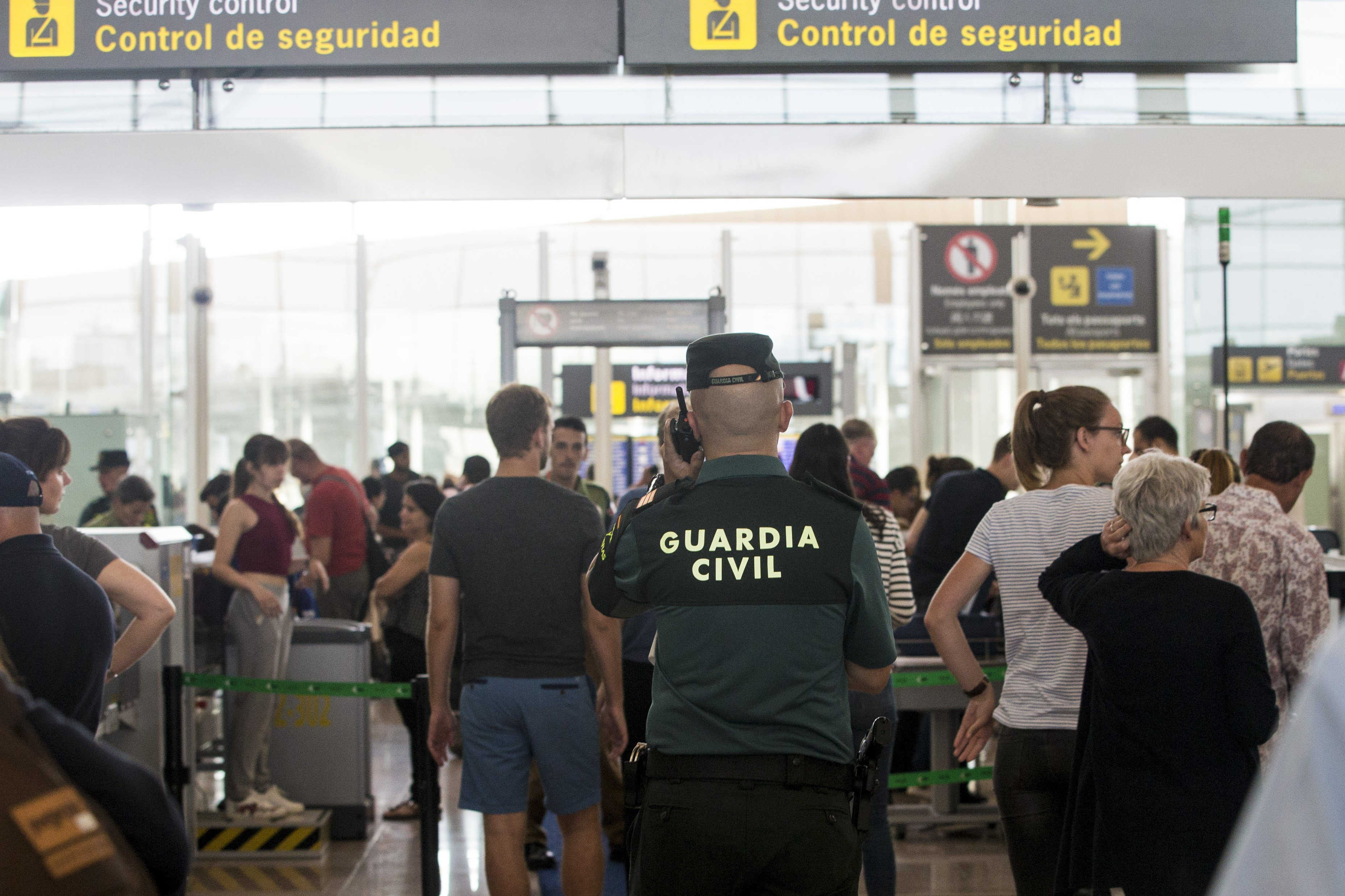 La Guardia Civil refuerza su presencia en El Prat para acabar con el caos. Foto: EFE - 