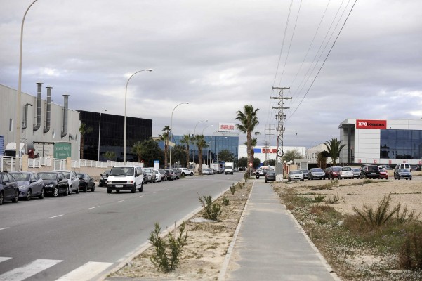 Seur vende su plataforma logística de Alicante a Blackstone y se queda como inquilino