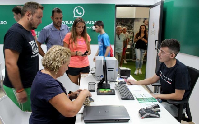 El Elche vende 482 abonos en el primer día de campaña, 444 de manera presencial y 38 'online'