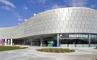 Mustang sigue reordenando negocio: más 'full price', online y amplía calendario de deuda hasta 2032