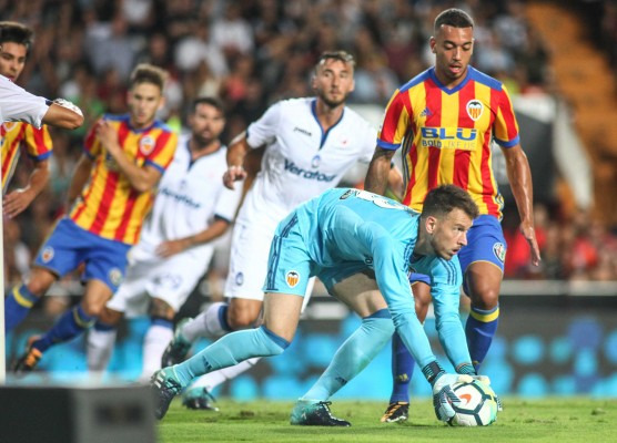 Los fallos a balón parado condenan al Valencia CF en la presentación