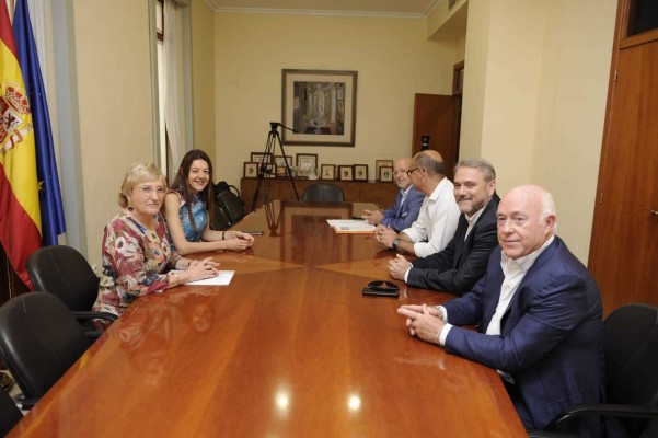 El Consell pide a UMH y UA que busquen una solución conjunta para el grado de Medicina 