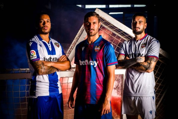 El Levante presenta una camiseta blanquiazul en homenaje a la Copa de la República
