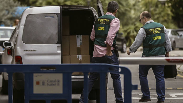Investigan una red de fraude que compraba derechos de futbolistas y clubes