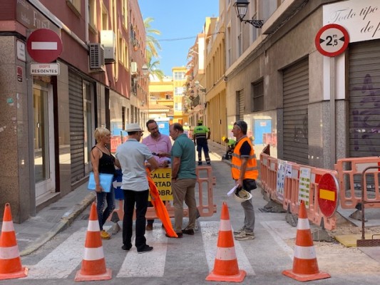 El Plan Centro de Elche continúa en el Raval con las obras de plataforma única en la calle Aurora